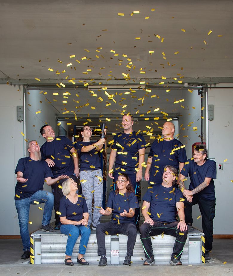 Team Rubin Mechanik feiert 40 Jahre Rubin Mechanik und lassen eine Glitzerkonfetti-Bombe ab